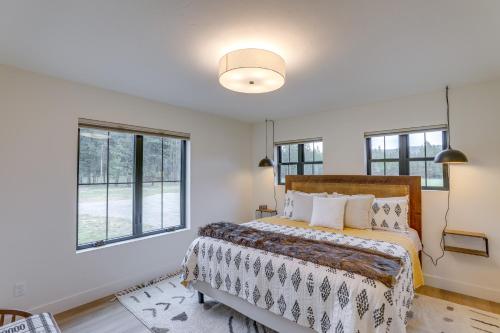 Ένα ή περισσότερα κρεβάτια σε δωμάτιο στο Cabin on 28 Acres Hike and Fish in Flathead Valley!