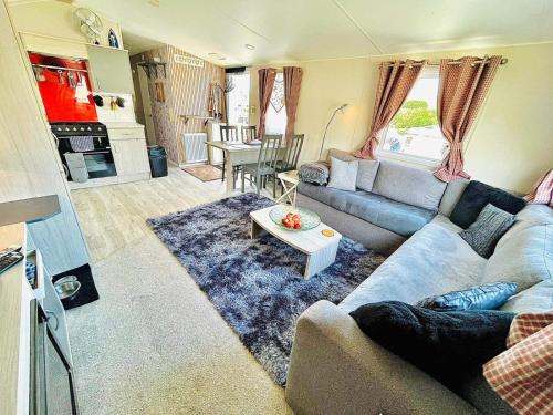 ครัวหรือมุมครัวของ Newquay Seaside Lodge Retreat with Hot Tub