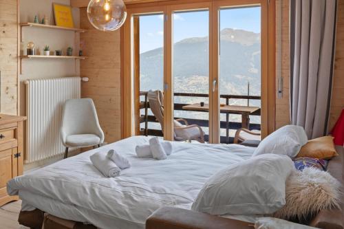 レ・コロンにあるThyon-les-Collons, 4 pers - Balcon avec vueのベッドルーム1室(ベッド1台付)、景色を望むバルコニーが備わります。