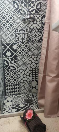 a bathroom with a black and white patterned wall at Da Anna e Michele in Andria