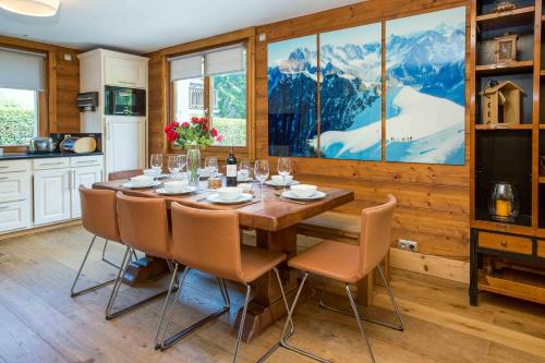 - une salle à manger avec une table, des chaises et des montagnes dans l'établissement Edelweiss apartment - Chamonix All Year, à Chamonix-Mont-Blanc