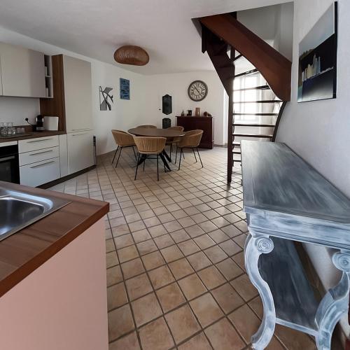 une cuisine avec une table et une salle à manger dans l'établissement Apartment in Ile Rousse with sea view, à LʼÎle-Rousse