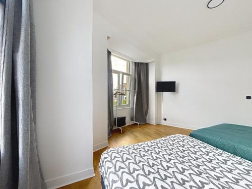 a bedroom with a bed and a window at City Brussels 5 in Brussels
