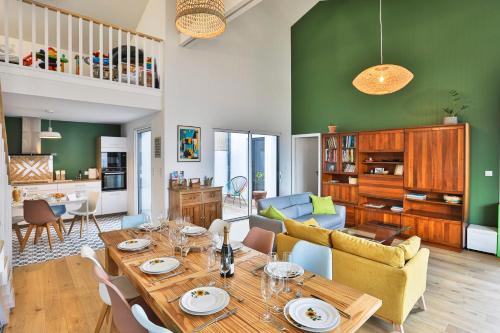 a dining room and living room with a table and chairs at Brem sur mer - Maison familiale in Brem-Sur-Mer