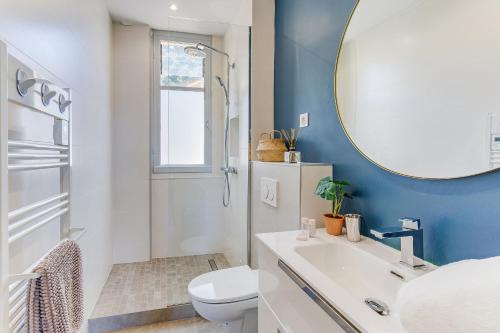 une salle de bain avec toilettes, lavabo et miroir dans l'établissement BELLE DARSE AP4454 By Riviera Holiday Homes, à Villefranche-sur-Mer