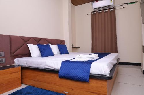 Hotel Shree Anadi Palaceにあるベッド