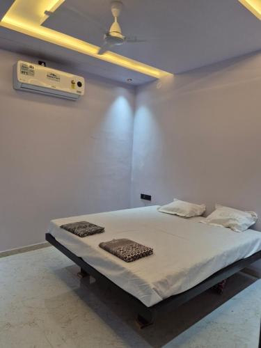 Una cama o camas en una habitación de Unique Residency