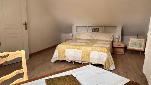 Ένα ή περισσότερα κρεβάτια σε δωμάτιο στο Le Clos de l'Autel