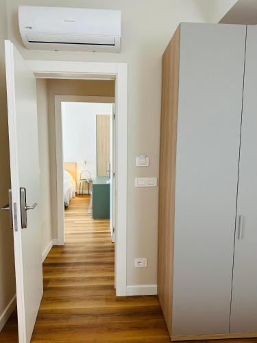 a hallway with a door leading to a bedroom at Il Giardinetto - Guest Room Policlinico in Messina