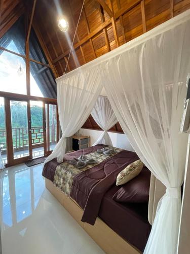 Postel nebo postele na pokoji v ubytování The Pyramid Ubud River Villas