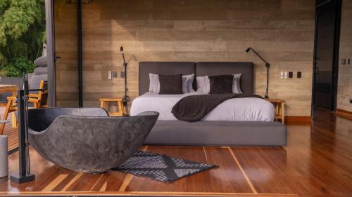 ein Schlafzimmer mit einem großen Bett und einem großen Bett in der Unterkunft Casa Audaz in Armenia