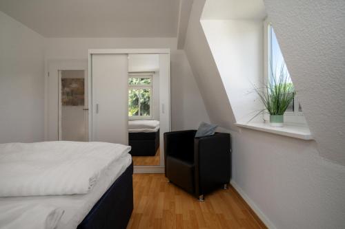 Postel nebo postele na pokoji v ubytování Ferienwohnung Strandglück am Malchower See mit Garten