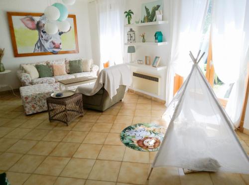 un salon avec une photo de vache sur le mur dans l'établissement Mélodie lumineuse et spacieuse à 6km du Pal, à Dompierre-sur-Besbre