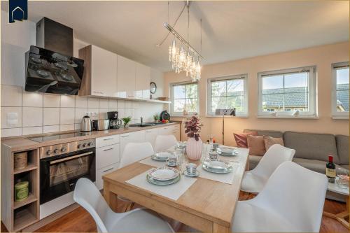a kitchen and dining room with a table and chairs at Förster-Schrödter-Str 10-14 Strandbrise in Ostseebad Koserow