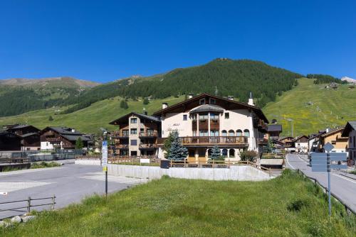 Nespecifikovaný výhled na hory nebo výhled na hory při pohledu z hotelu