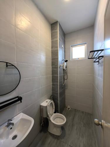 Ένα μπάνιο στο Family Room with Private Bathroom