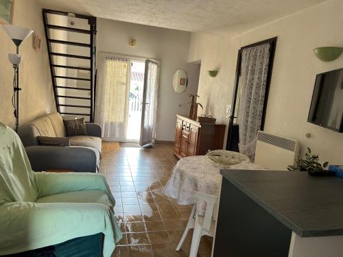 un salon avec un canapé et une table dans l'établissement Charmante Villa T3 - 5 Pers - Proche Plage et Port - Saint Cyprien - FR-1-793-30, à Saint-Cyprien