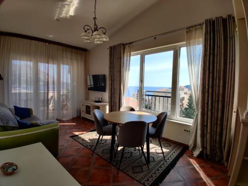 Ruang duduk di Lux M & A Apartments