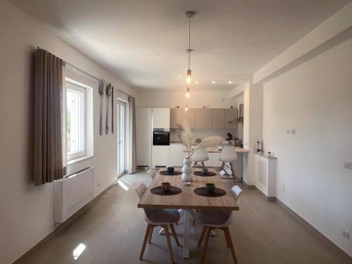 a kitchen with a table and chairs in a room at Ca' del Mar in Minturno