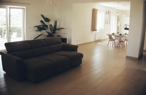a living room with a couch and a dining room at Ca' del Mar in Minturno