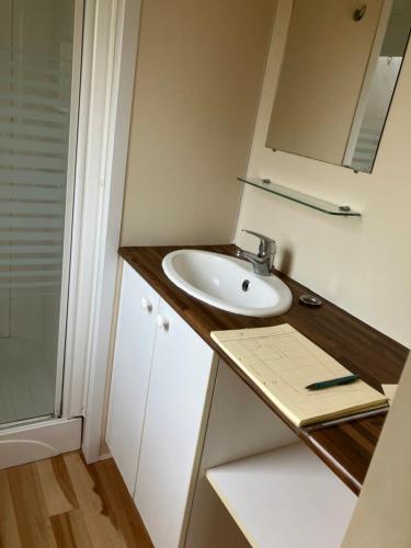 Ένα μπάνιο στο Mobil-home Marilou From Omaha