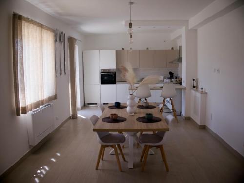 a kitchen with a table and chairs in a room at Ca' del Mar in Minturno