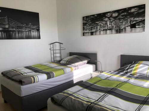 two beds sitting next to each other in a bedroom at Monteur- und Ferienwohnung BeKi in Kamp-Lintfort