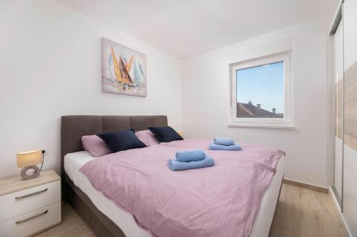 Ένα ή περισσότερα κρεβάτια σε δωμάτιο στο Apartment in Soline - Insel Krk 50534