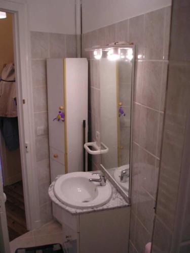a bathroom with a sink and a shower at Apartment 2 bedrooms 150 m from the beach in Houlgate