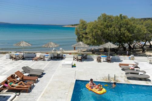 un grupo de personas en una piscina en un complejo en Galatis Beach Hotel en Aliki