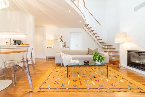 a living room with a couch and a table at Apartment Aroeira Golf I in Charneca