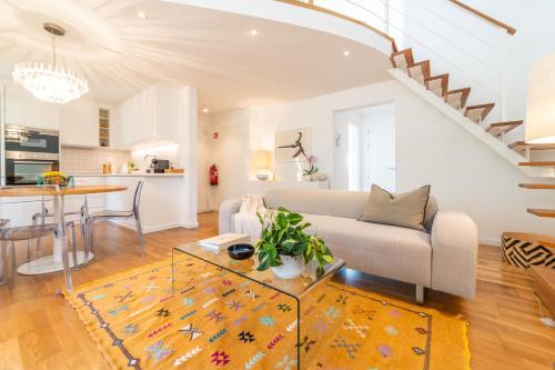 a living room with a couch and a table at Apartment Aroeira Golf I in Charneca