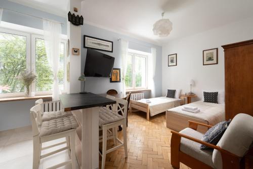 Metro Wierzbno Warm Apartment by BookingHost
