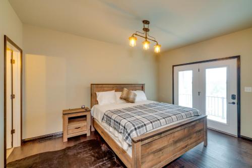 Ένα ή περισσότερα κρεβάτια σε δωμάτιο στο Tranquility Lake Getaway with Hot Tub on 27 Acres!