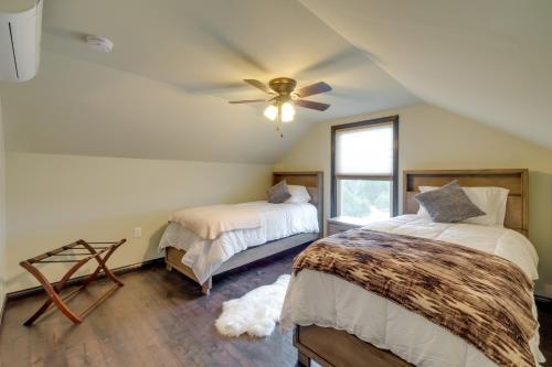 Ένα ή περισσότερα κρεβάτια σε δωμάτιο στο Tranquility Lake Getaway with Hot Tub on 27 Acres!