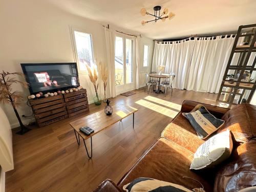 Télévision ou salle de divertissement dans l'établissement Le Cosy Lily - Lumineux appartement de 2 chambres et balcons situé au calme, à 10 min de Versailles