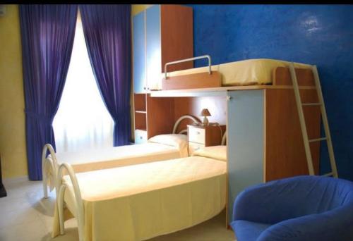 Un dormitorio con dos literas y una ventana. en B&B Fresia, en Ascea