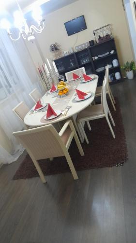 tavolo bianco da pranzo con tovaglioli rossi di Vila Eric LG a Budeşti