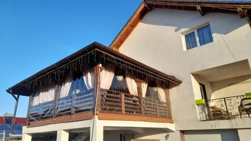 un edificio con un balcone con tende di Vila Eric LG a Budeşti