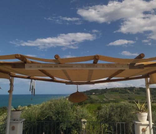 a wooden pergola with a view of the ocean at La collina sui trabocchi in Ortona