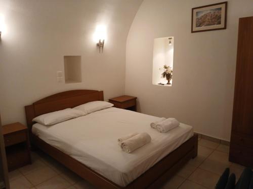 Кровать или кровати в номере Avgonima Family's Rooms Grandfather Michalis