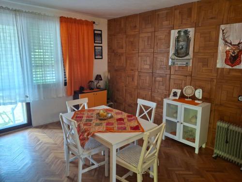 a dining room with a table and chairs at Avalski put in Grkova
