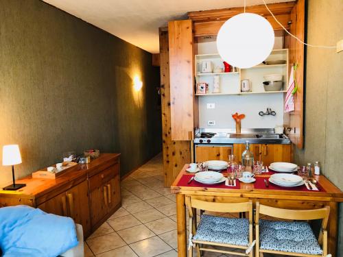 a dining room with a table and a kitchen at Edelweiss in Pila