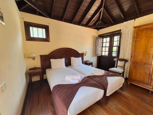 a bedroom with a large bed in a room at Tamahuche Hotel Rural in Vallehermoso