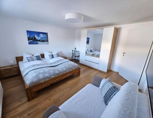 ein Schlafzimmer mit zwei Betten und einer Couch in der Unterkunft Ferienwohnung Flir in Jerzens