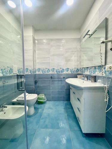 a bathroom with a toilet and a sink at Hotel da Alfredo in Castellabate