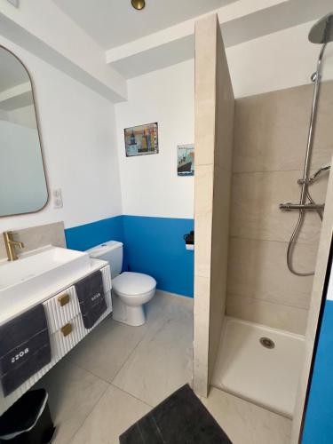a bathroom with a shower and a toilet at Le Patio in La Ciotat