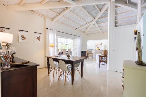 a dining room with a table and chairs at Piscadera Bay Resort 79 in Willemstad