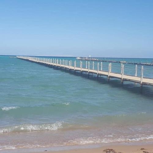 شاليه على البحر بمنتجع سياحي حمامات سباحه شاطئ رملى دور ثالث علوى بدون اسانسير