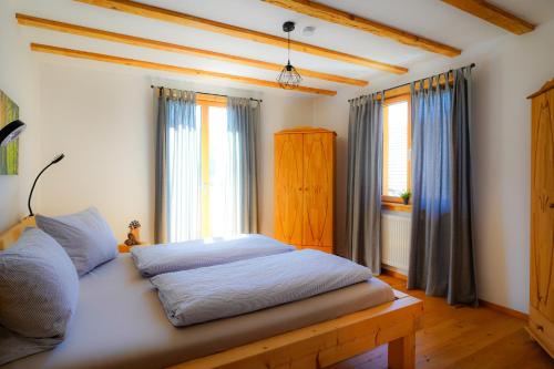 a bedroom with a bed and a window at Heimatglück in Lautenbach
